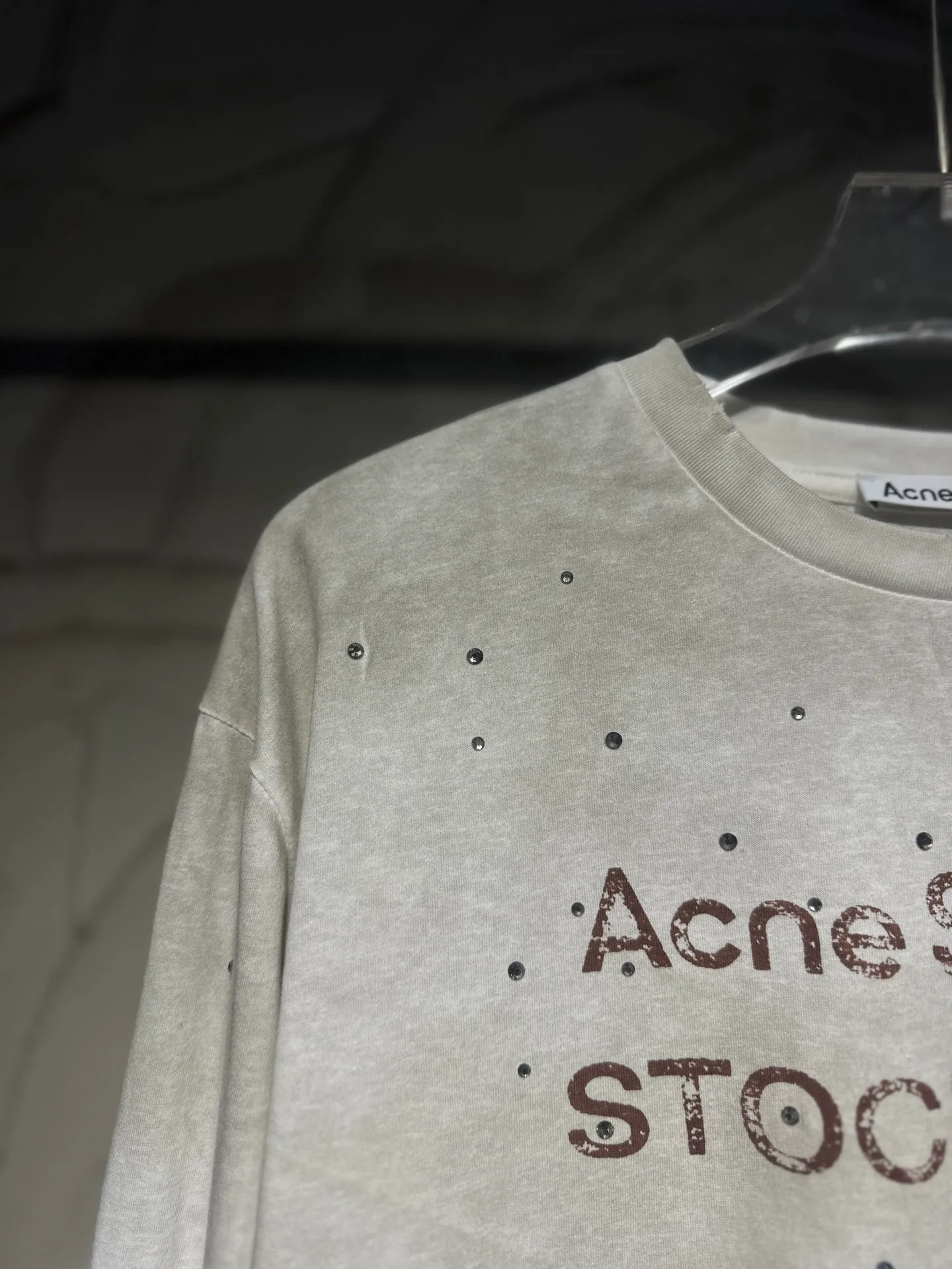 The highest version of Acne Studios long-sleeved Series distressed, dirty and mud-dyed long-sleeved T-shirts. The long-sleeved T-shirts with stir-fried colors and distressed edges are not picky. The snowflake cotton fabric feels soft and smooth and is not easy to wash. The fabric has been processed so it is sturdier than the quality ones in the counter. It can be used as sun protection clothing in summer. The same fabric as the original one is relatively thin. The feel and count are in place. The fried yellowing effect is cool. The printing effect is also in place. Details are online for comparison. 1 color four codes #long sleeve t-shirt # #acne Color: hot diamond white Size: S M LXL